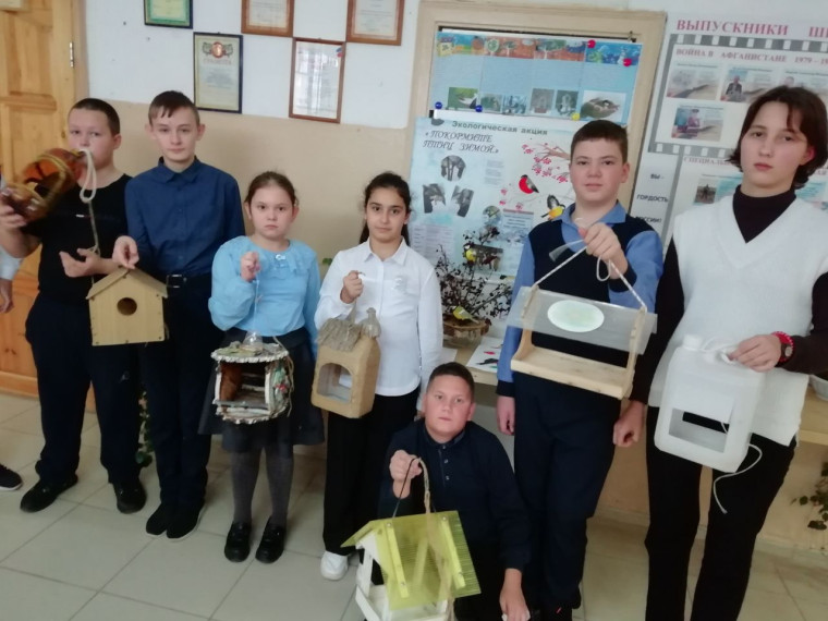 Дети изготовили кормушки для птиц.
